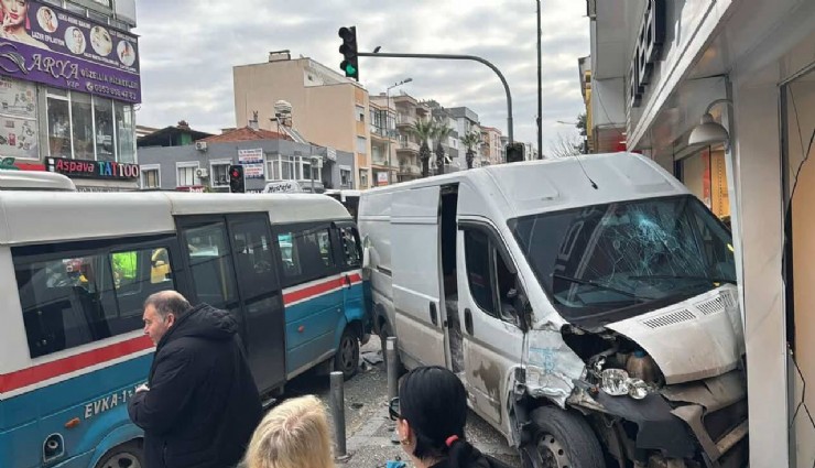 İzmir’de dehşet anları: Freni patlayan minibüs, kaldırımdaki yayayı böyle çarptı
