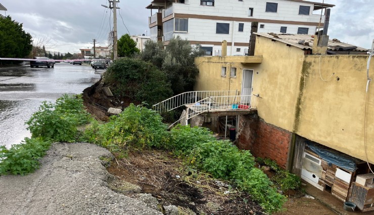 İzmir’de evin istinat duvarı çöktü: 3 kişi tahliye edildi
