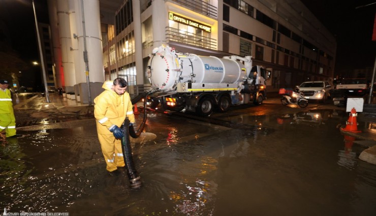 İzmir’de kırmızı alarm: Deniz 85 santime yükseldi, ekipler sahada