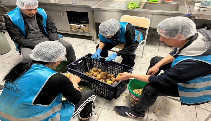 İzmir’de örnek proje: Yükümlüler her gün 2 bin kişiye iftar hazırlıyor