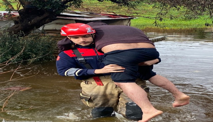 İzmir'de selde mahsur kalan vatandaşı itfaiye eri sırtında kurtardı