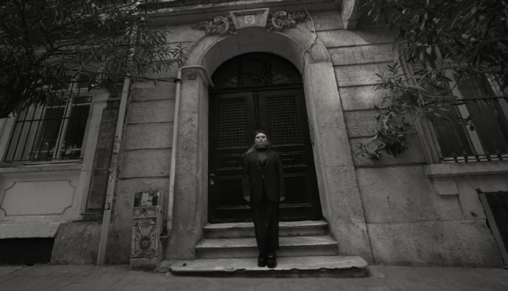 İzmirli sanatçı Ceren Akın ''Baştan Doğarım'' ile ses getirdi