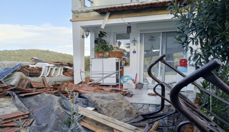 Karaburun’da aşırı yağışta dubleks evin bir bölümü yıkıldı