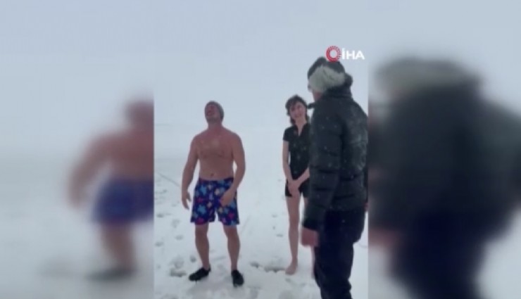 Kars'ta bir kadın Çıldır Gölü'nün buz gibi suyuna girdi