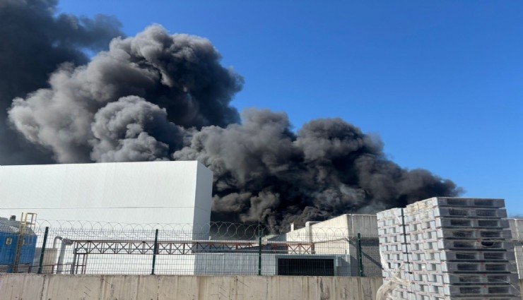 Oyuncak fabrikasında çıkan yangın korkuttu