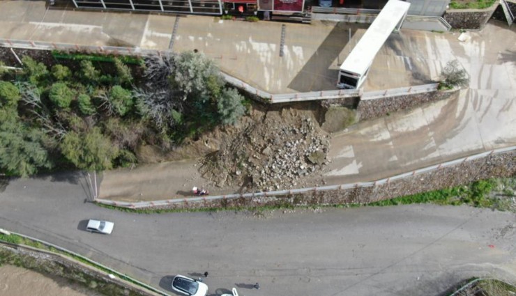 Sağanak Narlıdere’yi vurdu: Lüks site yolunda heyelan