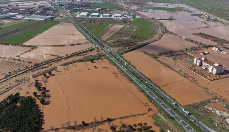Salihli’de evler ve tarım arazileri sular altında kaldı