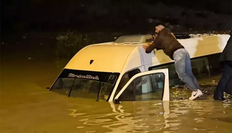 Sel sularında mahsur kalan minibüste can pazarı