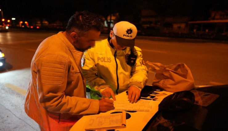 Şişede durduğu gibi durmadı: Polisten babalık yapmasını istedi, gazetecinin şarjının bitmesini diledi