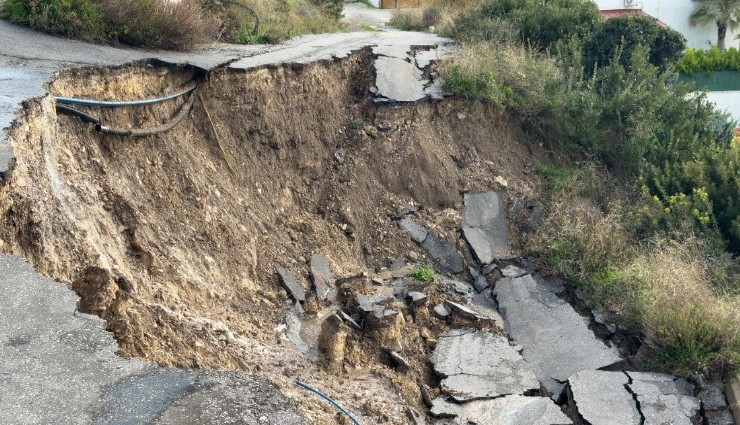 Yağışlar heyelanı tetikledi: Çeşme’de toprak kayması