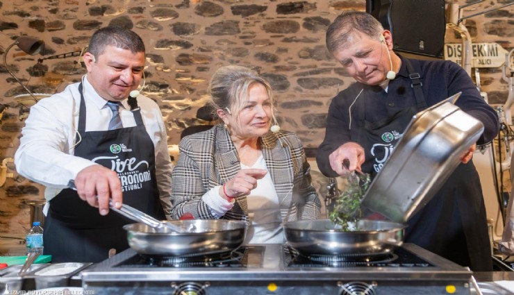 Başkan Tugay Tire'de mutfağa girdi, yemek yaptı