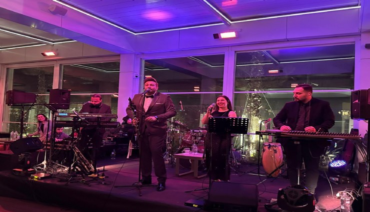 Can Serdaroğlu Orkestrası Çeşme Swisstel sahnesinde kış sezonunda 90'lar rüzgarı estiriyor