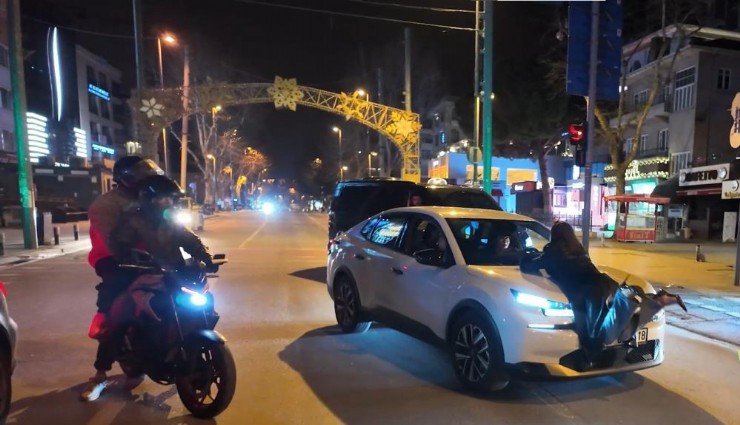 İlginç anlar kamerada: Alkollü yolcu çakar iddiasıyla aracın önüne atladı