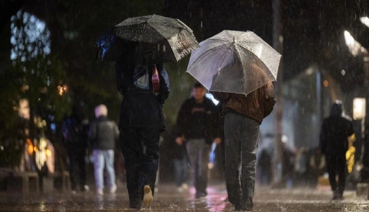 İzmir'de hafta sonu sağanak yağış başladı: Yeni haftaya kadar etkili olacak