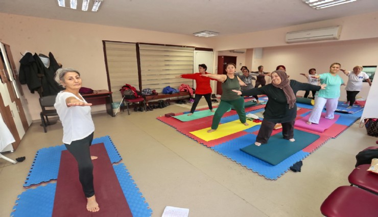 Konak’tan İleri Yaş’a sağlıklımola: Yoga kursuyla zinde kalıyorlar