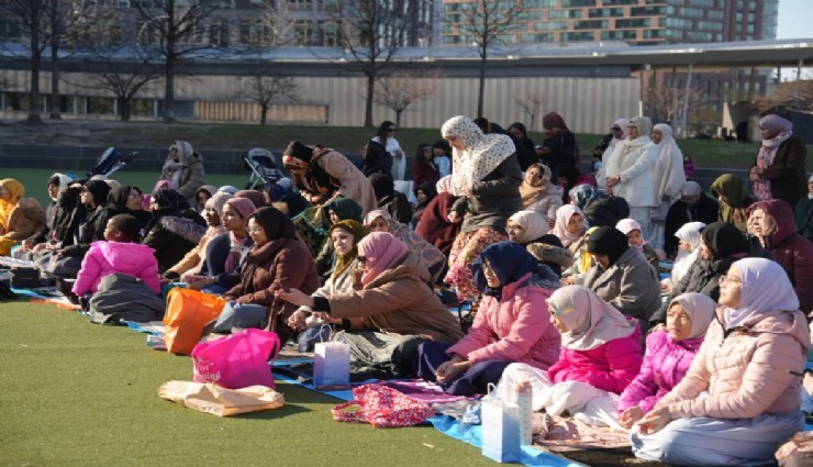 New York'ta bayram namazı sokaklara taştı