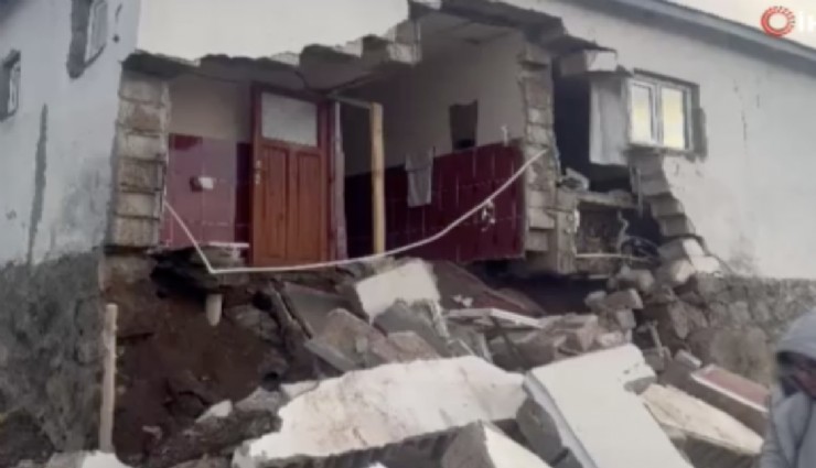 Ağrı’daki depremde köylerde bazı yapılarda hasar meydana geldi