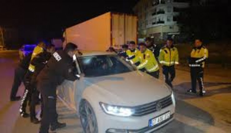 Antalya'da araçta uyuyan sürücü cam kırılarak uyandırıldı