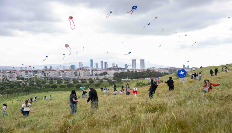 Bornova’da 23 Nisan coşkusu gökyüzüne taşındı: Uçurtma şenliği renkli görüntülere sahne oldu
