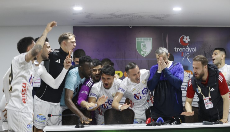 Erzurumspor FK oyuncuları basın toplantısını basıp kutlama yaptı