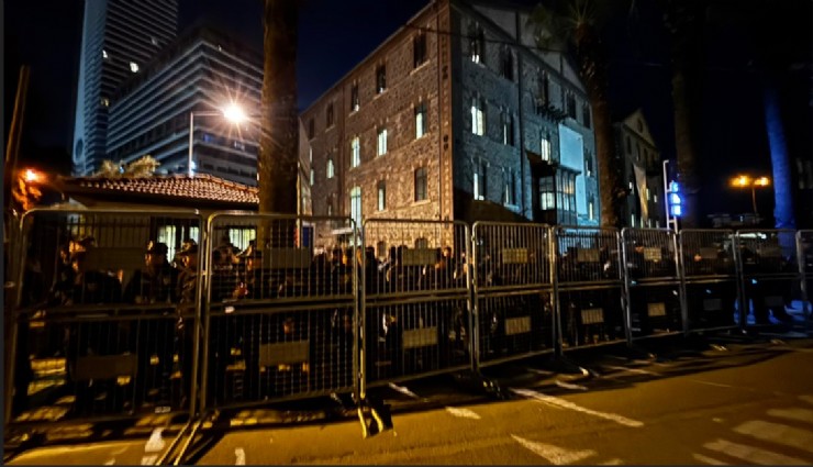 İzmir’de Meslek Fabrikası’na polis ablukası: Sabah saatlerinde etrafı demir bariyerle çevrildi