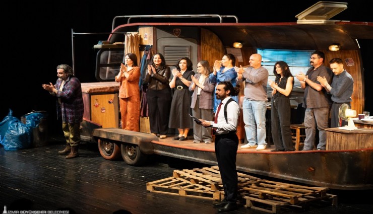 İzmir Şehir Tiyatroları’ndan Halktan Biri oyunu sahnede