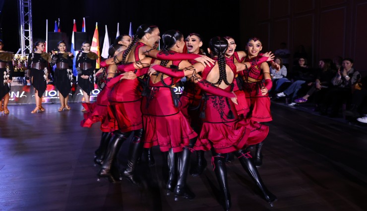 İzmirli dansçılardan Avrupa'da büyük başarı