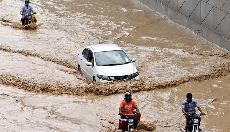 Pakistan'da sel felaketi: Yaklaşık 40 ölü, minibüs sel sularına kapıldı