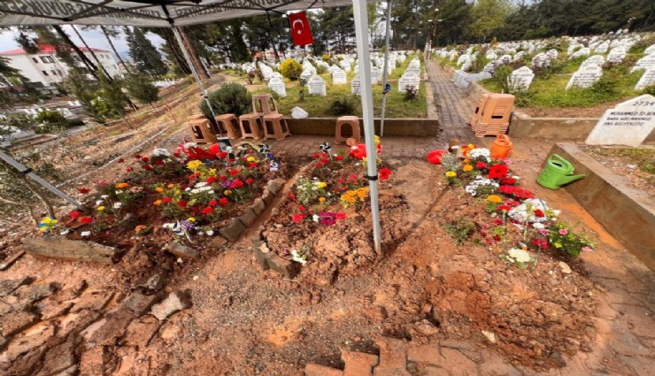 Saldırıda hayatını kaybeden çocukların mezarlarına bırakılan notlar duygulandırdı