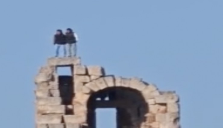 Şanlıurfa'da tarihi yapının üzerinde ilginç görüntüler: Halay çektiler