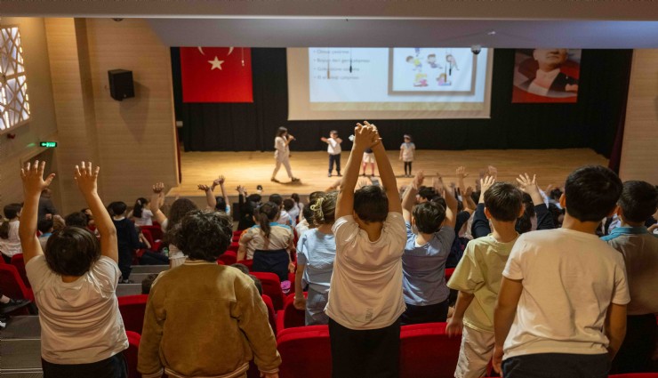 Bornova'da sağlık seferberliği büyüyor: Öğrencilere yönelik eğitimler sürüyor