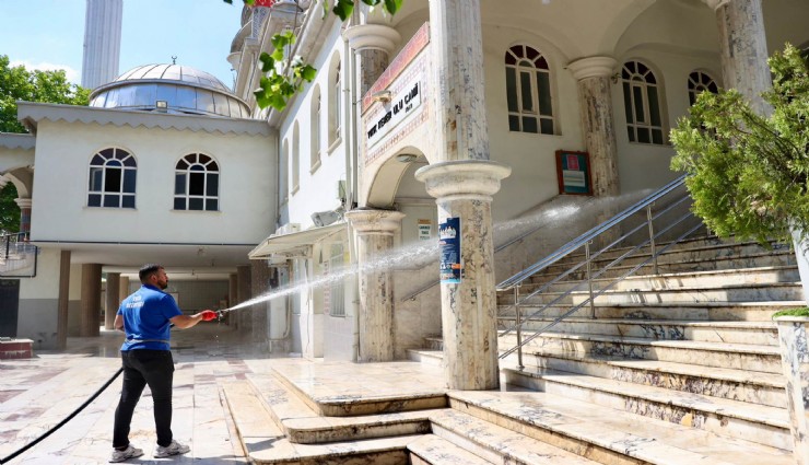 Buca'da bayram öncesi ibadethanelerde kapsamlı temizlik