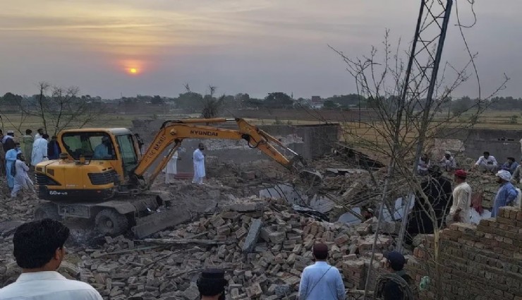 Pakistan'da karakola bombalı saldırı: 12 ölü, 2 yaralı