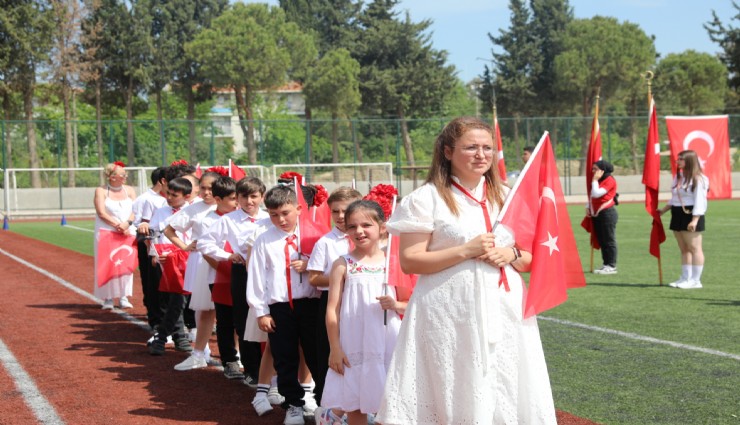 Seferihisar'da 19 Mayıs coşkusu meydanlara taştı