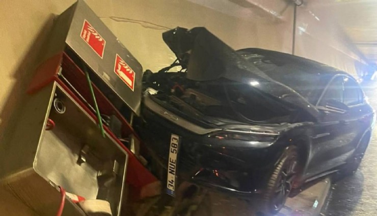 Avrasya Tüneli'nde otomobil, itfaiyeye ait yangın panosuna çarptı