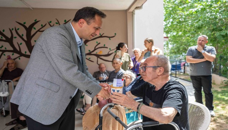 Bornova’da Babalar Günü’nde duygu dolu buluşma: Miniklerden huzurevi sakinlerine moral ziyareti