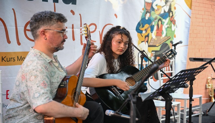 Bornova'da müzik şöleni: Sahne kursiyerlerin, alkışlar hiç dinmedi