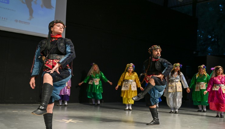 Bornova’da sanat gecesi: Kursiyerlerden alkış alan dans şöleni