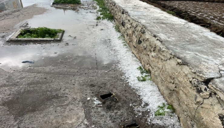Kars'ta fındık büyüklüğünde dolu: Tarlalar ve araçlar zarar gördü