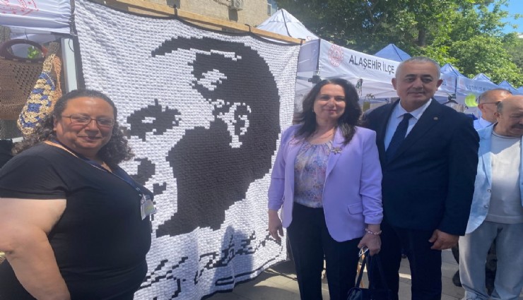 Manisa'da 7 bin 600 motifli Atatürk portresi sergiye damga vurdu