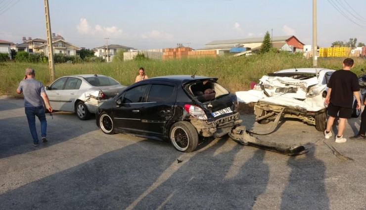 Antalya'da zincirleme kaza:  6'sı turist 7 yaralı
