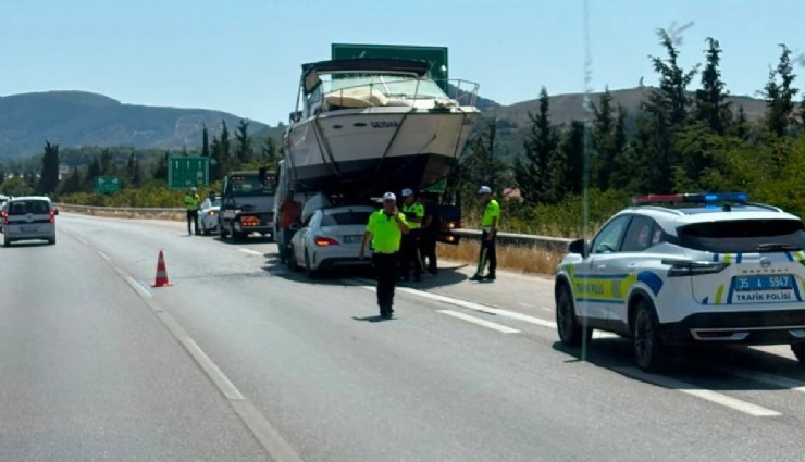 İzmir’de şaşkına çeviren kaza: Otomobil tekneyle çarpıştı