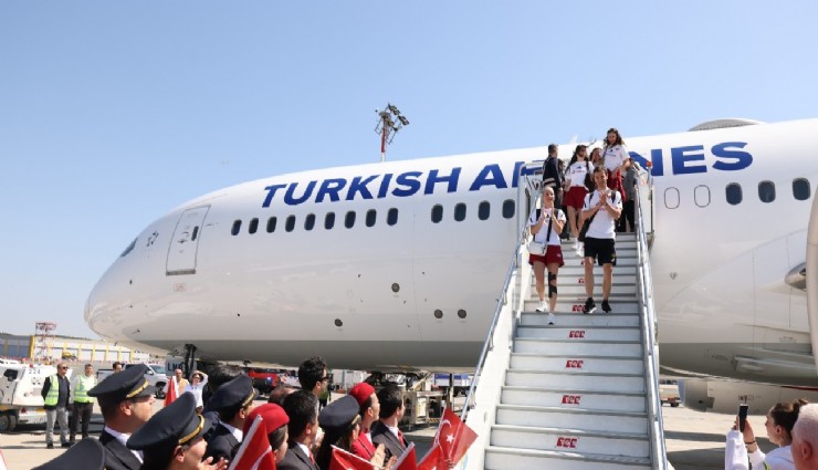Şampiyon Filenin Sultanları yurda ayak bastı