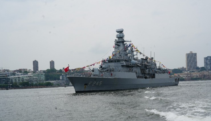 Türk donanmasından Atlantik'in ötesinde güç gösterisi: TCG Oruçreis New York'ta