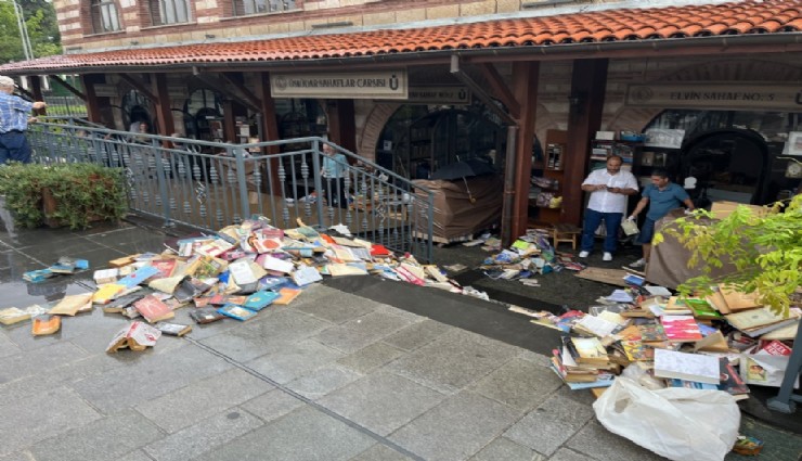 Üsküdar Sahaflar Çarşısı'nı su bastı: Yüzlerce kitap kullanılamaz hale geldi