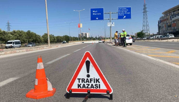 Afyonkarahisar'da kontrolden çıkan otomobil refüje girdi