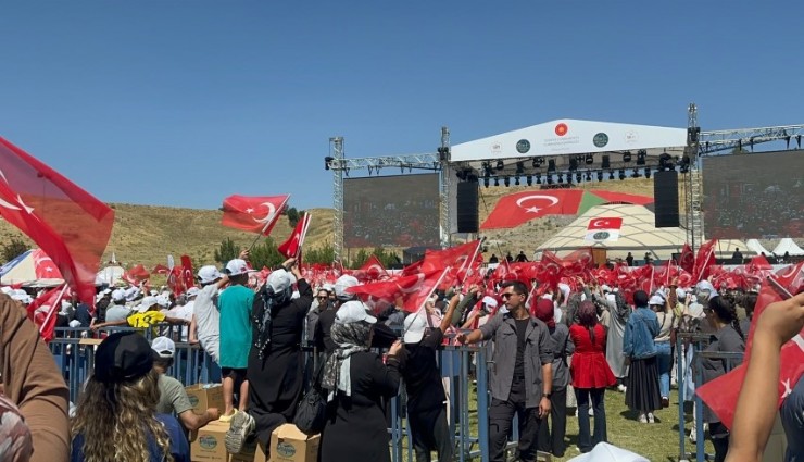 Ahlat'ta 1071 Zaferi coşkusu: Türkiye'nin dört bir yanından vatandaşlar buluştu