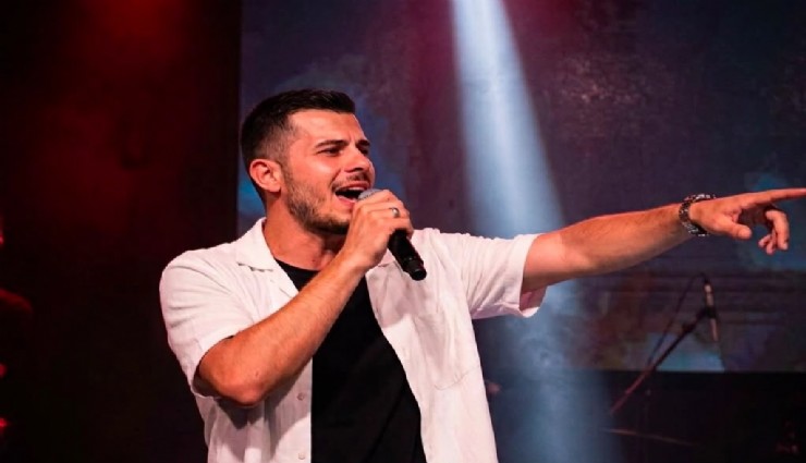 Alaaddin Kahya İzmir'deki büyük konserde müzik dünyasını sallayan duruş