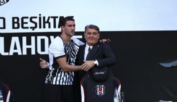 Beşiktaş'ın yeni golcüsü Vlahovic için görkemli imza töreni