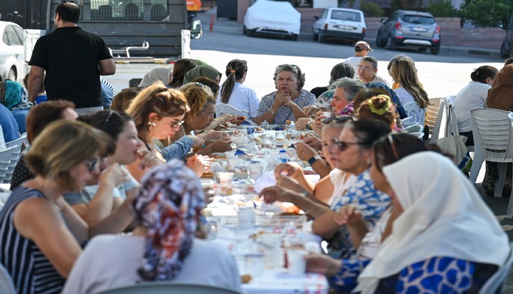 Bornova'da Kent Bostanı'nda üreten kadınlarla menemen buluşması